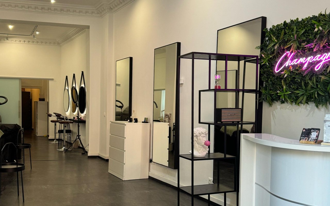 Cube Beauty Berlin Wilmersdorf — Hauptraum mit Champagne-Neon