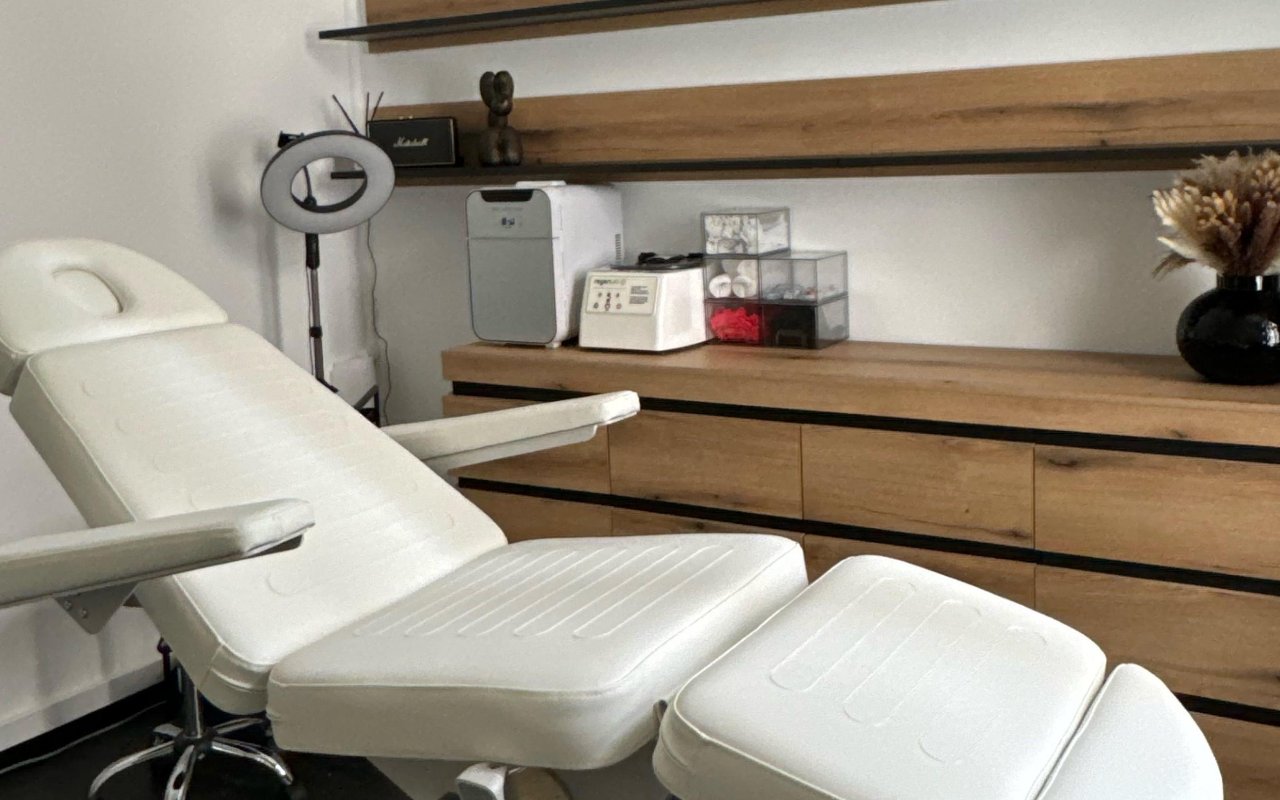 Behandlungsraum mit Kosmetikliege
