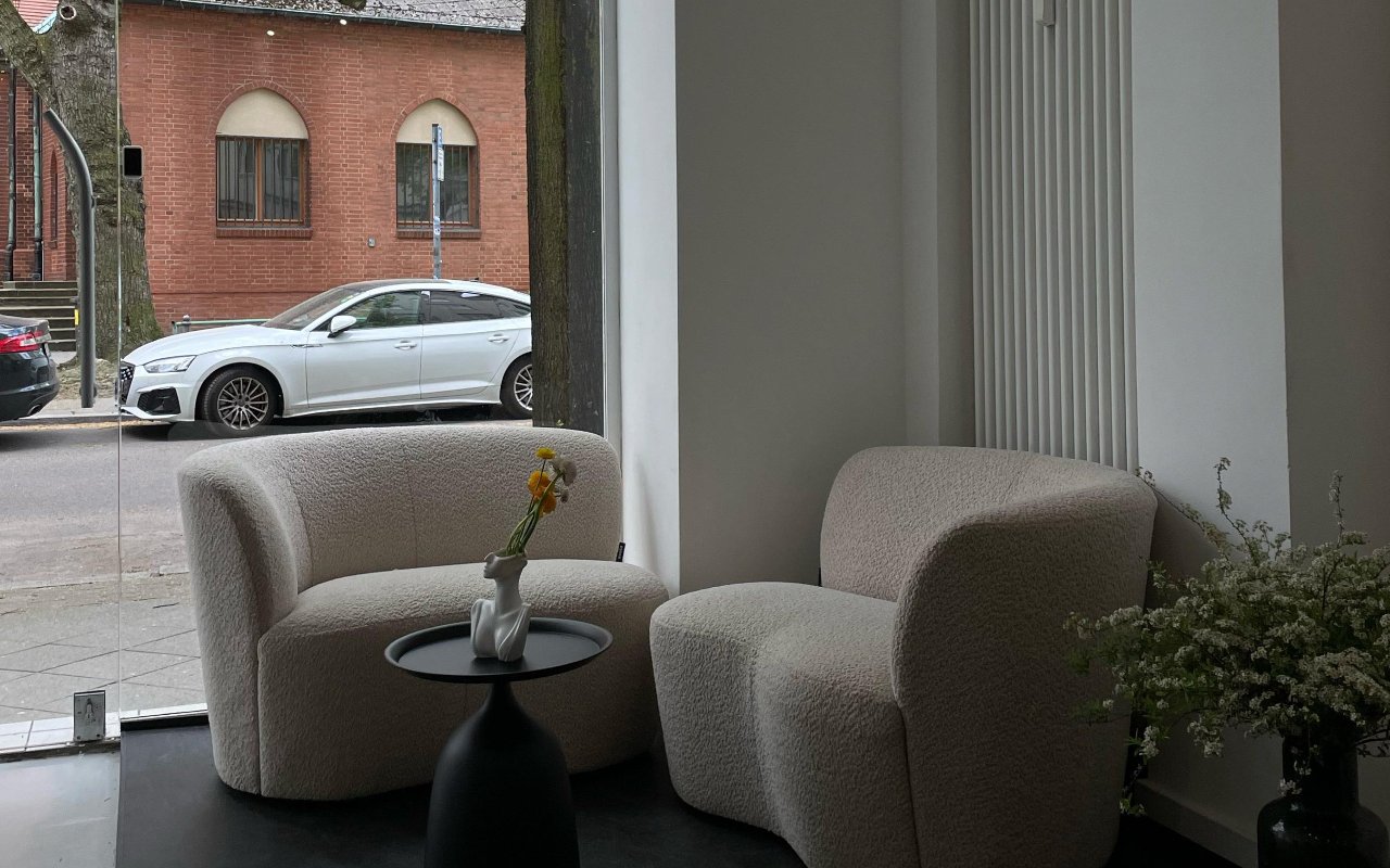 Wartebereich mit Boucle-Sesseln