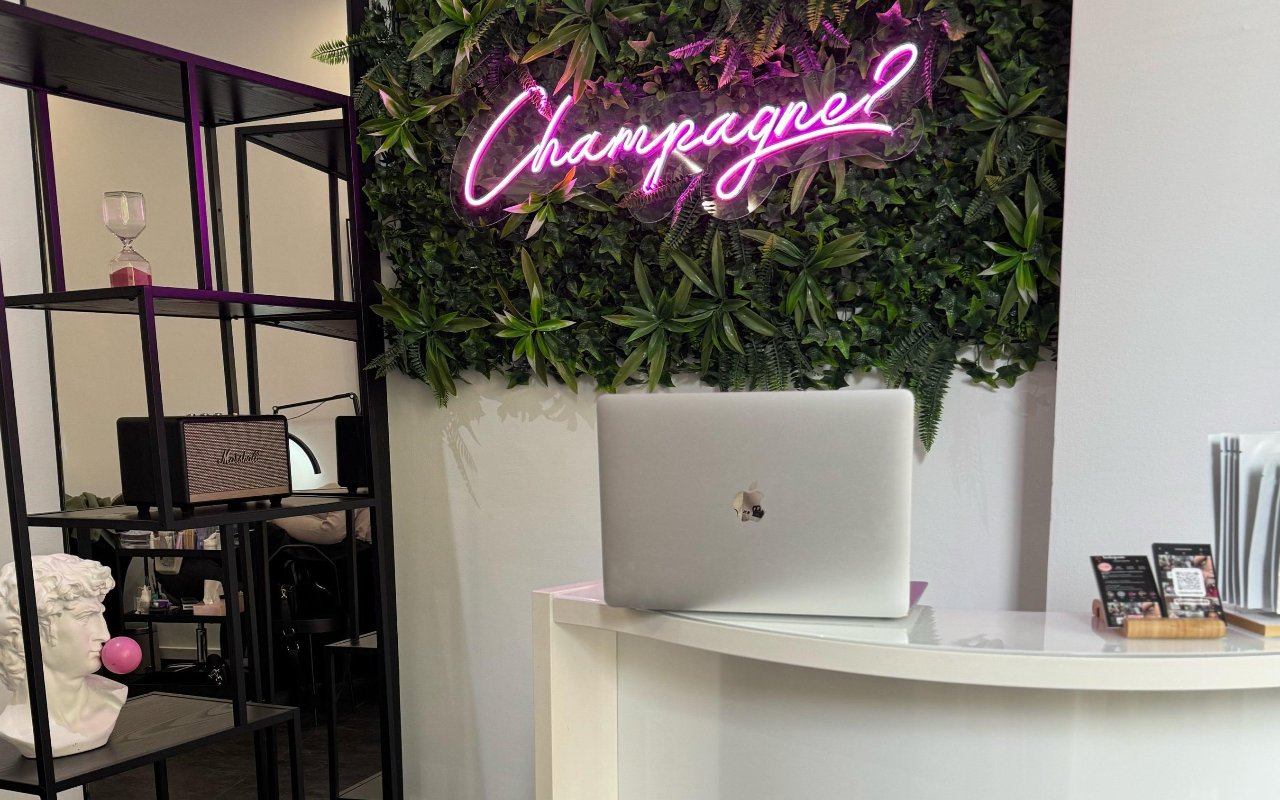 Rezeption mit Champagne-Neon